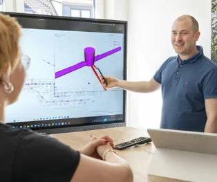 Mitarbeiter erklärt Kollegin 3D Animation