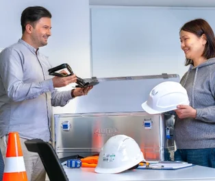 Kollegen beim Packen der Ortsbegehungskiste
