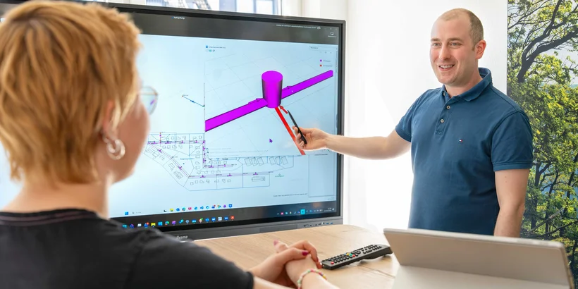 Mitarbeiter erklärt Kollegin eine 3D Animation.